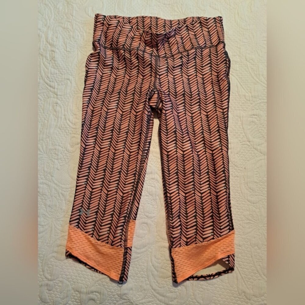 Under Armour women's size Medium cropped light orange & black leggings EUC